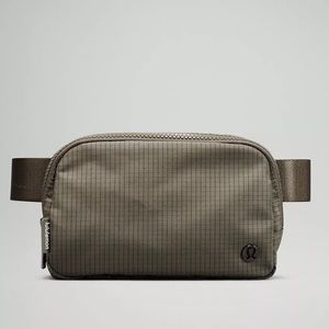 NEW Everywhere Belt Bag Carob Brown/Black